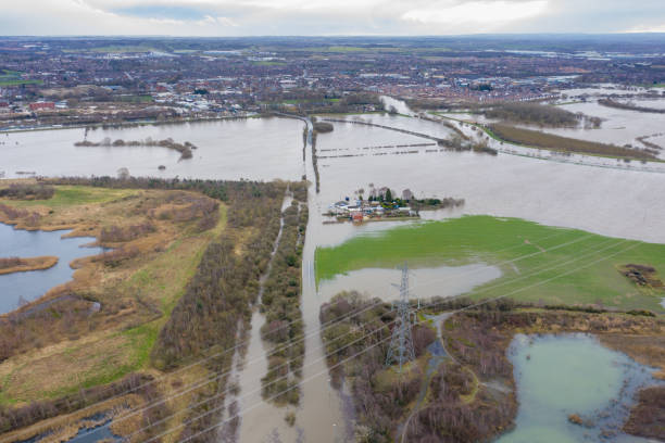 嵐の後の大洪水の間にエア川から浸水したフィールドと農家を示すリーズウェストヨークシャーのキャッスルフォード近くのアラートンバイウォーターの町の空中ドローン写真。 - bywater street ストックフォトと画像