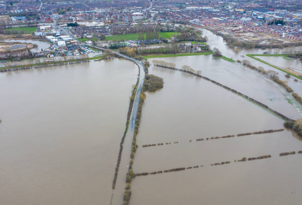 zdjęcie drona lotniczego miasta allerton bywater w pobliżu castleford w leeds west yorkshire ukazujące zalane pola i dom wiejski z rzeki aire podczas dużej powodzi po burzy. - bywater street zdjęcia i obrazy z banku zdjęć
