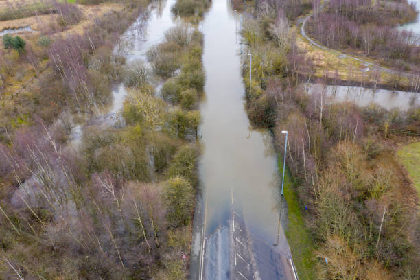 嵐の後の大洪水の間にエア川から浸水したフィールドと農家を示すリーズウェストヨークシャーのキャッスルフォード近くのアラートンバイウォーターの町の空中ドローン写真。 - bywater street ストックフォトと画像