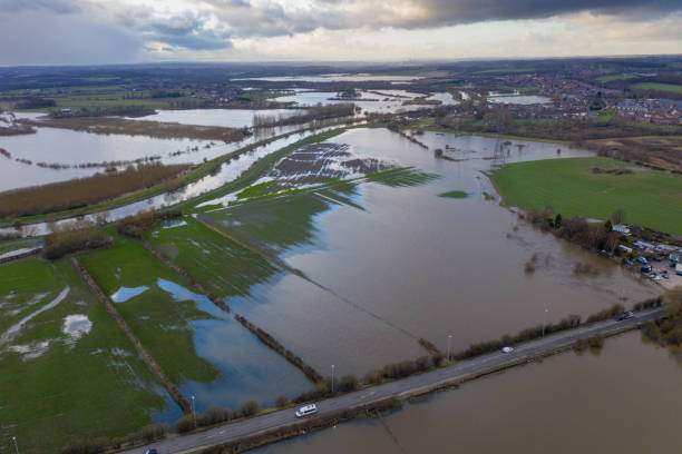 zdjęcie drona lotniczego miasta allerton bywater w pobliżu castleford w leeds west yorkshire ukazujące zalane pola i dom wiejski z rzeki aire podczas dużej powodzi po burzy. - bywater street zdjęcia i obrazy z banku zdjęć