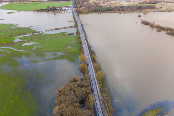 zdjęcie drona lotniczego miasta allerton bywater w pobliżu castleford w leeds west yorkshire ukazujące zalane pola i dom wiejski z rzeki aire podczas dużej powodzi po burzy. - bywater street zdjęcia i obrazy z banku zdjęć