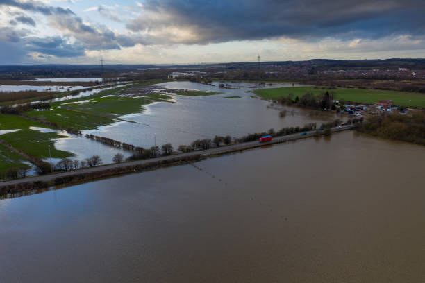 zdjęcie drona lotniczego miasta allerton bywater w pobliżu castleford w leeds west yorkshire ukazuj�ące zalane pola i dom wiejski z rzeki aire podczas dużej powodzi po burzy. - bywater street zdjęcia i obrazy z banku zdjęć