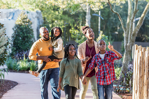 Familia afroamericana disfrutando del día en un parque photo