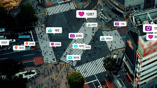 Observe globos de servicio de redes sociales pop-up por encima de la ciudad moderna. Redes sociales. photo