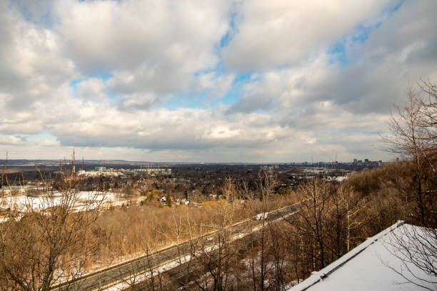 глядя на гамильтон онтарио в зимний период с голубым небом и облаками - 7946 стоковые фото и изображения
