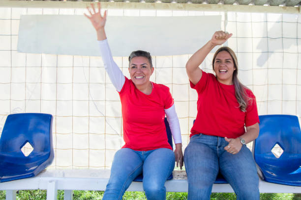 madres alentando a hijas en la grada - sport parent bleachers family fotografías e imágenes de stock