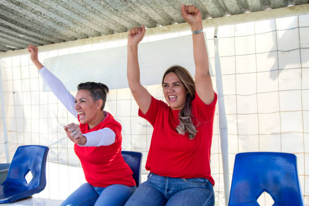 madres alentando a hijas en la grada - sport parent bleachers family fotografías e imágenes de stock