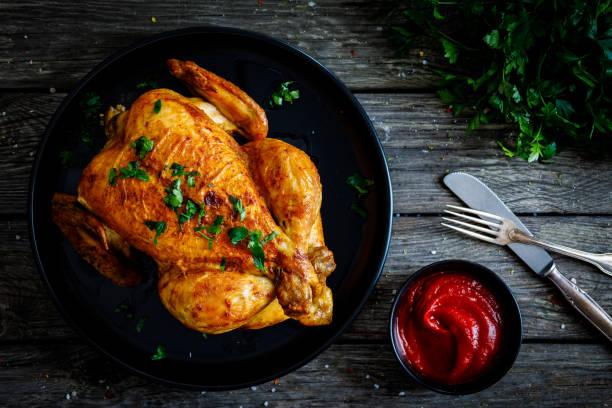 gebratenes huhn auf holztisch - roast chicken stock-fotos und bilder