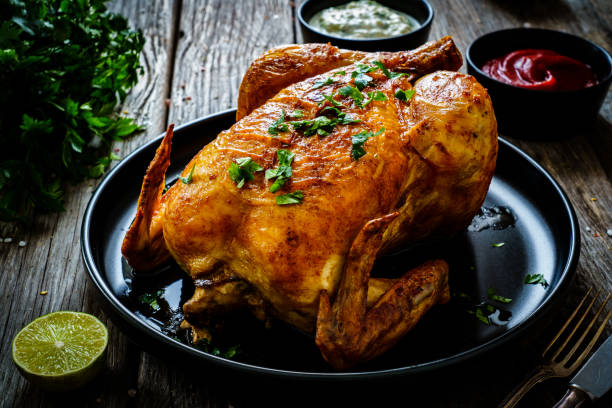 pollo asado sobre mesa de madera - pavo ave de corral fotografías e imágenes de stock