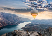 トルコのボタンキャニオン上空を飛行する熱気球