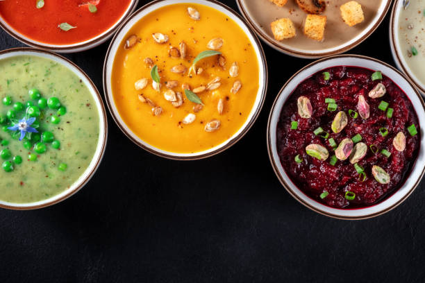 веганский крем-суп баннер с копией пространства. различные овощные супы, топ выстрел - vegan pea soup стоковые фото и изображения