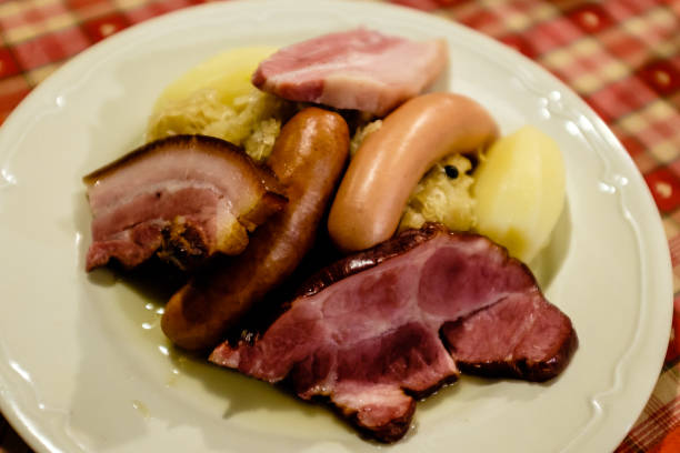 choucroute garni, un plato típico de alsacian, con salchichas, tocino, choucroute y patatas - sauerkraut cabbage vegetable white cabbage fotografías e imágenes de stock