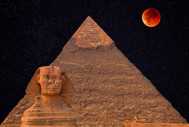 sphinx pyramid egypt full moon night - sphinx night pyramid cairo imagens e fotografias de stock