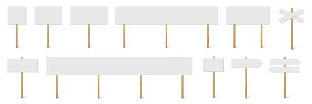 illustrations, cliparts, dessins animés et icônes de panneaux de signalisation et bannières avec plateau blanc. bâtons en bois avec l’illustration vectorielle blanche de signes. poteaux rétro de direction de rue d’isolement sur le fond blanc. simples pancartes d’information vides - pointer stick illustrations