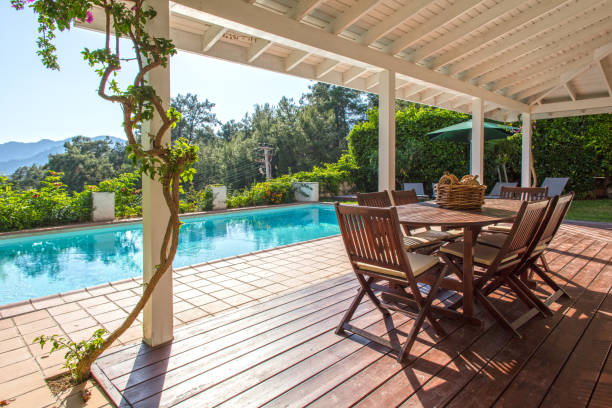 bella casa, vista sulla piscina dalla veranda, giorno d'estate - residenza di villeggiatura foto e immagini stock