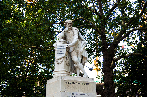 Leicester Square in London is full of life, theaters, art, and in a place in the middle of a garden is the statue of Shakespeare watching a woman walking, lost in her world, on her mobile, on her music, oblivious to his surroundings, to the flowers, to the bustle, to the gaze of William on top of his pedestal, thinking how far away his time is.
