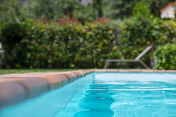 agua de piscina azul de primer plano - poolside fotografías e imágenes de stock