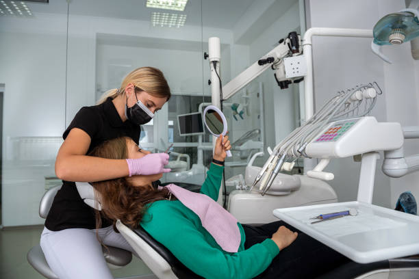 치과 의사의 리셉션에서 어린 소녀 - dentist dental hygiene dental assistant dentist office 뉴스 사진 이미지