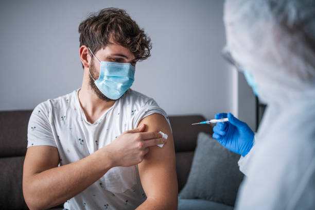 homme ayant la vaccination covid-19. - injecting flu virus cold and flu doctors office photos et images de collection