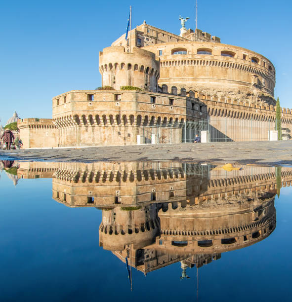 рим отражается в бассейне: кастель сант'анджело - castel santangelo стоковые фото и изображения