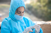 ein-arzt-in-medizinischen-handschuhen-und-maske-mit-einem-coronavirus-impfstoff-coronavirus.jpg?b=1&s=170x170&k=20&c=T05HSJQftjj9VOdXS5yZ-IP3TfF5I4WlOuFZ6hh-QMA=