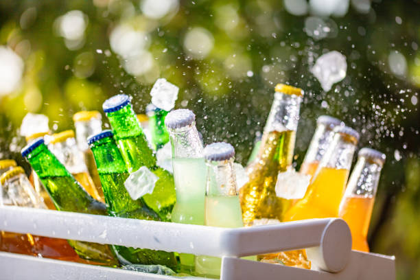 bolsa más fría con bebidas frías y refrescantes - non alcoholic beverage fotografías e imágenes de stock