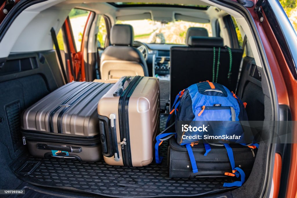 Kofferraum Voller Beladener Taschen Und Gepäck Stockfoto und mehr Bilder  von Auto - Auto, Auto-Kofferraum, Reisegepäck - iStock