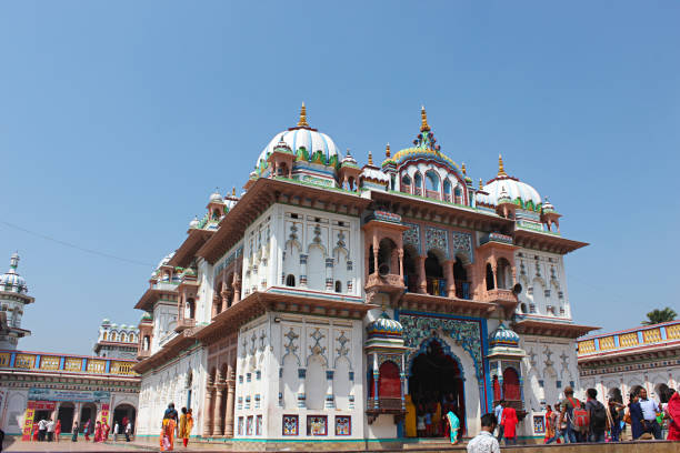 12 grudnia 2020, janakpur, dhanusha, nepal. janakpur palace inside widok. zbudowany przez króla janaka, ojca sita. janakpur był miejscem narodzin bogini sita. - janakpur zdjęcia i obrazy z banku zdjęć