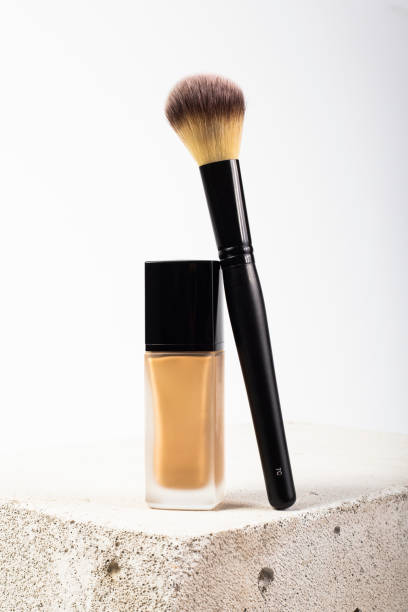 make-up products - foundation paintbrush make up brush femininity imagens e fotografias de stock