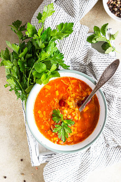 sopa de lentejas y frijoles rojos, caliente y picante, con tomates enlatados y cilantro. fondo de hormigón. - lentil dinner holiday mediterranean cuisine fotografías e imágenes de stock