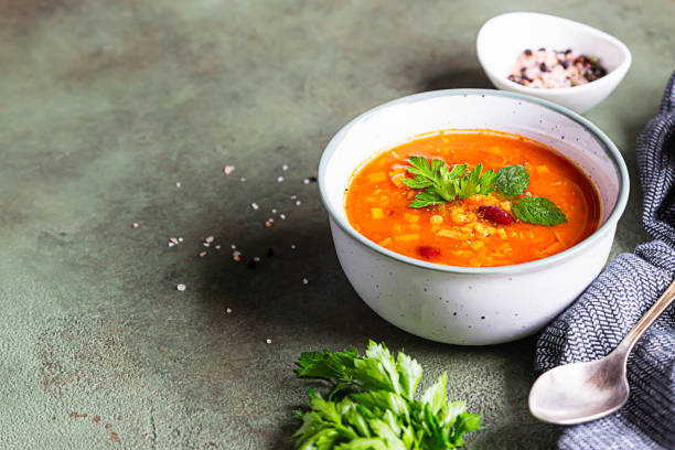 un tazón de sopa casera de frijoles rojos y lentejas, pan y perejil sobre fondo de piedra. sopa picante de verduras. - lentil dinner holiday mediterranean cuisine fotografías e imágenes de stock