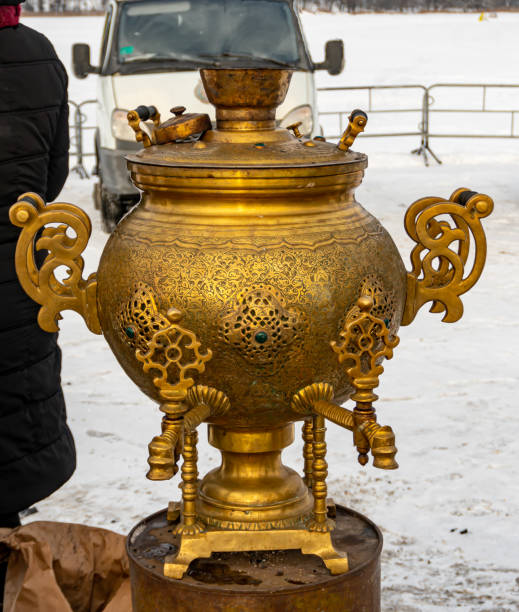 samovar d'oro russo con bevanda calda sul tavolo in inverno, teiera di lusso, oggetti d'antiquariato - russian culture traditional culture souvenir folk music foto e immagini stock