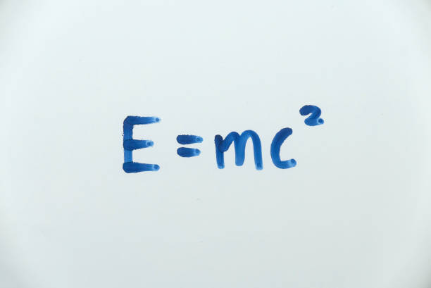 ホワイトボードに書かれたe=mc²。エネルギーの有名な方程式は、アルバート・アインシュタインによって二乗光の速度の質量倍に等しいです。 - mc2 ストックフォトと画像