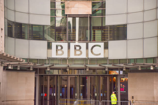 broadcasting house, sede de la bbc en el centro de londres - bbc fotografías e imágenes de stock