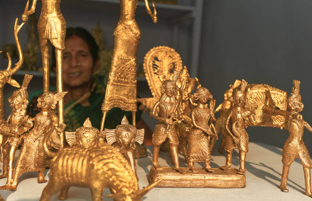 dhokra / dokra 예술의 조각, 오래된 기술을 사용하여 청동과 구리 기반 합금으로 만든 멋진 금속 인형. - india traditional culture indigenous culture women 뉴스 사진 이미지