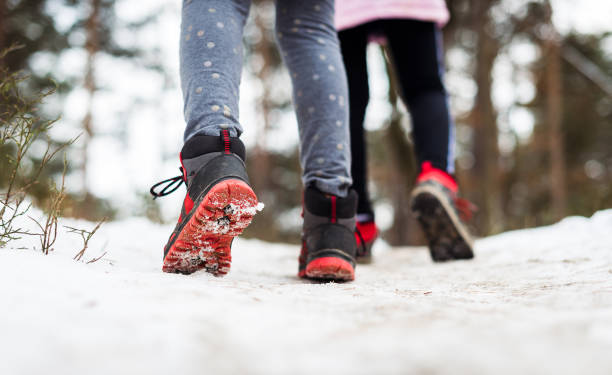 дети пешие прогулки в лесу снежных гор на семейное путешествие. - snowshoeing snowshoe child winter стоковые фото и изображения