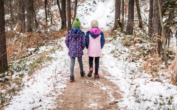 dzieci wędrówki w lesie góry śnieżne na wycieczkę rodzinną. - snowshoeing snowshoe child winter zdjęcia i obrazy z banku zdjęć