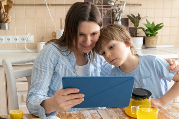 matka i syn nawiązać połączenie wideo z domu - ipad baby boys little boys caucasian zdjęcia i obrazy z banku zdjęć