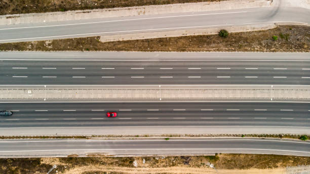 mehrspurige autobahn - driving industry land vehicle multiple lane highway stock-fotos und bilder