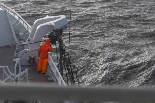 북해 어업: 일하는 어부 - sea nautical vessel fisherman fishing industry 뉴스 사진 이미지