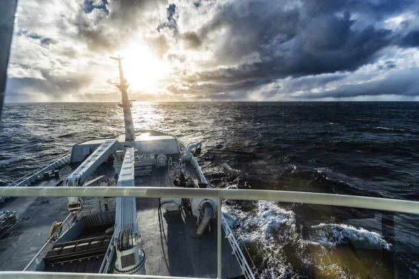 fischereiindustrie: pov von der brücke eines bootes segeln ozean - ship storm passenger ship sea stock-fotos und bilder