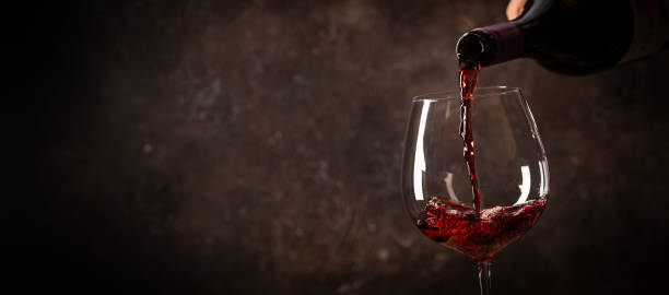 グラスに赤ワインを注ぐ - wine pouring wineglass red ストックフォトと画像