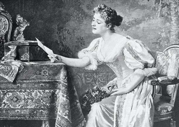 молодая женская красавица читает любовное письмо за столом - history women victorian style one person stock illustrations