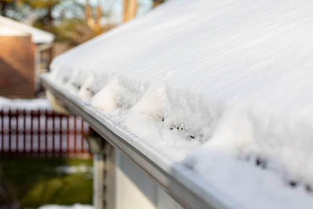 крыша желоба полный снега и льда после зимнего шторма. концепция повреждения крыши, обслуживания и ремонта дома. - melting ice icicle leaking стоковые фото и изображения