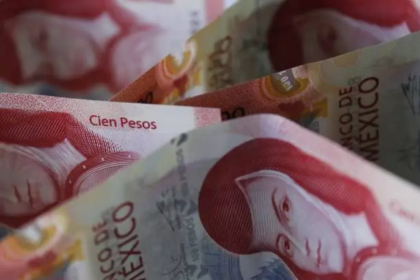 mexican banknotes of 100 pesos unorganized