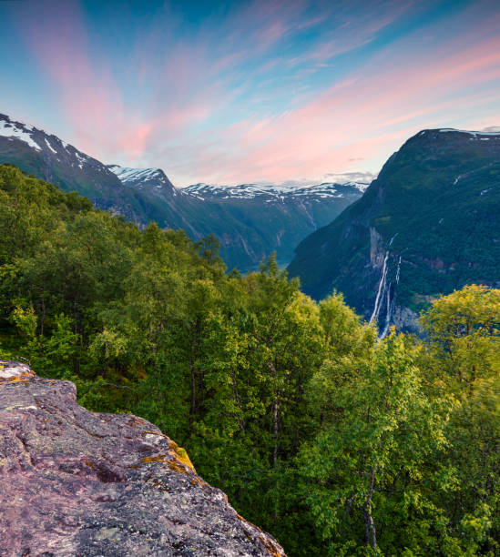 Splendid summer sunset of Sunnylvsfjorden fjord canyon, Geiranger village location, western Norway. Aerial evening view of famous Seven Sisters waterfalls. Beauty of nature concept background. espléndida puesta de sol de verano de sunnylvsfjorden cañón del fiordo, ubicación del pueblo de geiranger, oeste de noruega. vista aérea de la noche de las famosas cascadas de las siete hermanas. belleza de fondo concepto de la naturaleza.