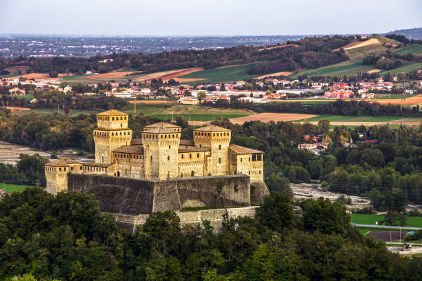 vista de gran angular del castillo de torrechiara y el campo al atardecer, parma - parma italia fotografías e imágenes de stock