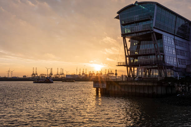 edificio per uffici di notte, nel porto di pesca, porto di amburgo, altona, fiume elba - altona foto e immagini stock