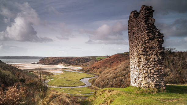 ウェールズ南部のガワー半島にあるスリークリフス湾を見下ろすペナード城 - wales south wales coastline cliff ストックフォトと画像