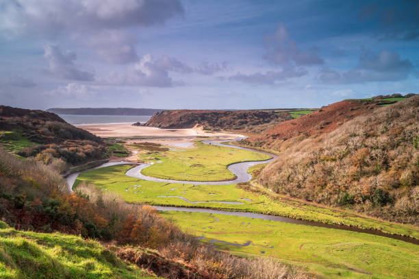 three cliffs bay, le gower peninsular, au sud du pays de galles, tiré du château de pennard, surplombant la plage - wales south wales coastline cliff photos et images de collection